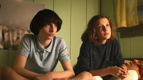 Finn Wolfhard y Millie Bobby Brown como Mike y Eleven en 'Stranger Things' Finn Wolfhard y Millie Bobby Brown como Mike y Eleven en 'Stranger Things'