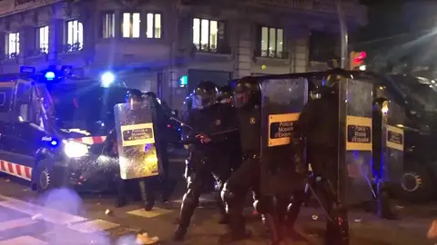 Imagen de los Mossos en las protestas de Barcelona Imagen de los Mossos en las protestas de Barcelona