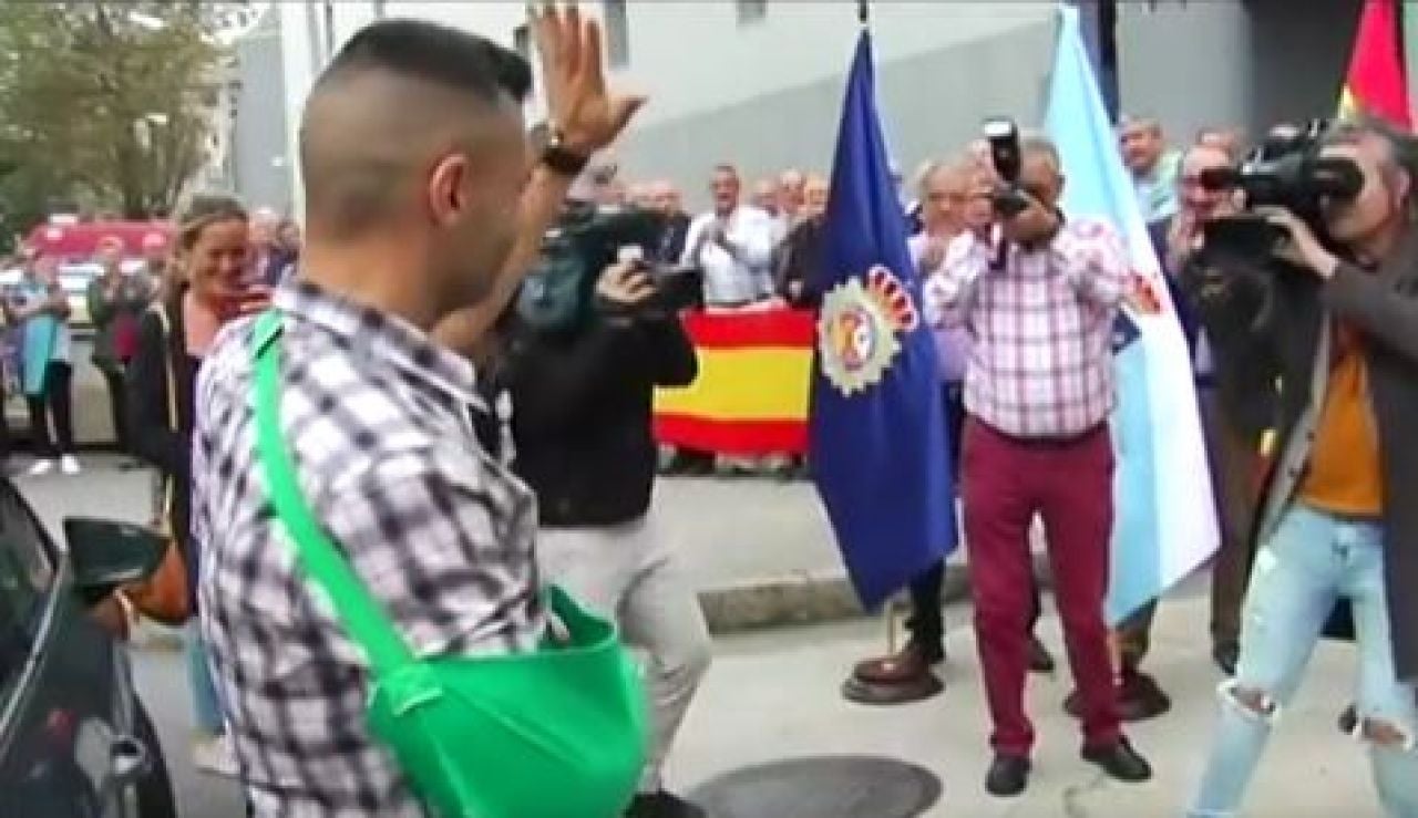 Ángel, el policía que ha sido recibido por los suyos en Galicia Ángel, el policía que ha sido recibido por los suyos en Galicia