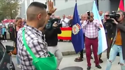 Ángel, el policía que ha sido recibido por los suyos en Galicia Ángel, el policía que ha sido recibido por los suyos en Galicia