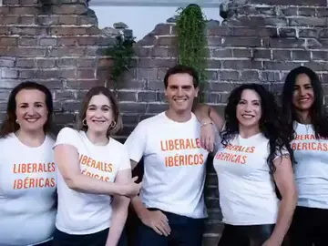 Ciudadanos responde a Sánchez por llarmales "Liberales ibéricos": "Tú no sabes distinguir el jamón de la mortadela" Ciudadanos responde a Sánchez por llarmales "Liberales ibéricos": "Tú no sabes distinguir el jamón de la mortadela"