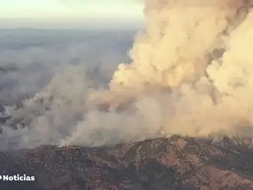 Fuertes vientos dificultan la extinción de los incendios que devastan California Fuertes vientos dificultan la extinción de los incendios que devastan California