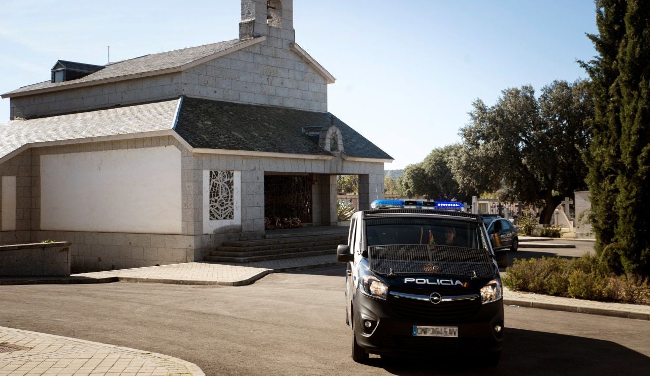 Policía en el cementerio de Mingorrubio Policía en el cementerio de Mingorrubio