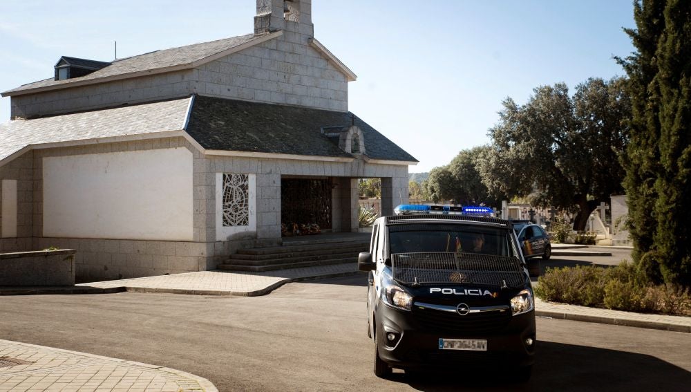 Policía en el cementerio de Mingorrubio