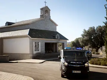 Policía en el cementerio de Mingorrubio Policía en el cementerio de Mingorrubio