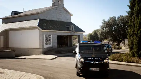 Policía en el cementerio de Mingorrubio Policía en el cementerio de Mingorrubio