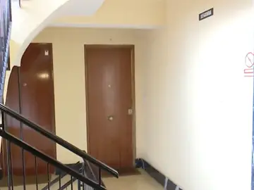 El portal de la vivienda donde fue hallada muerta la mujer en Madrid El portal de la vivienda donde fue hallada muerta la mujer en Madrid