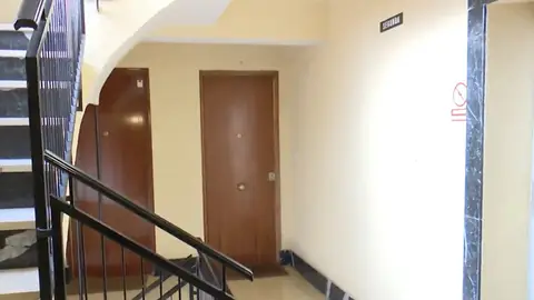 El portal de la vivienda donde fue hallada muerta la mujer en Madrid El portal de la vivienda donde fue hallada muerta la mujer en Madrid