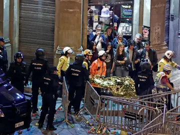 Varios sanitarios transportan a un herido en los enfentamientos Varios sanitarios transportan a un herido en los enfentamientos