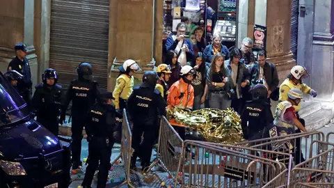 Varios sanitarios transportan a un herido en los enfentamientos Varios sanitarios transportan a un herido en los enfentamientos