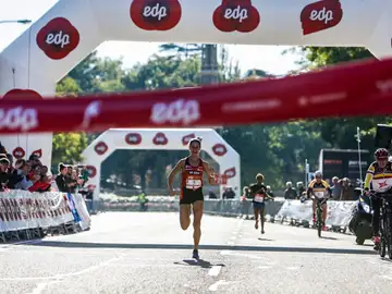 Elena Loyo cruza la meta en primera posición Elena Loyo cruza la meta en primera posición