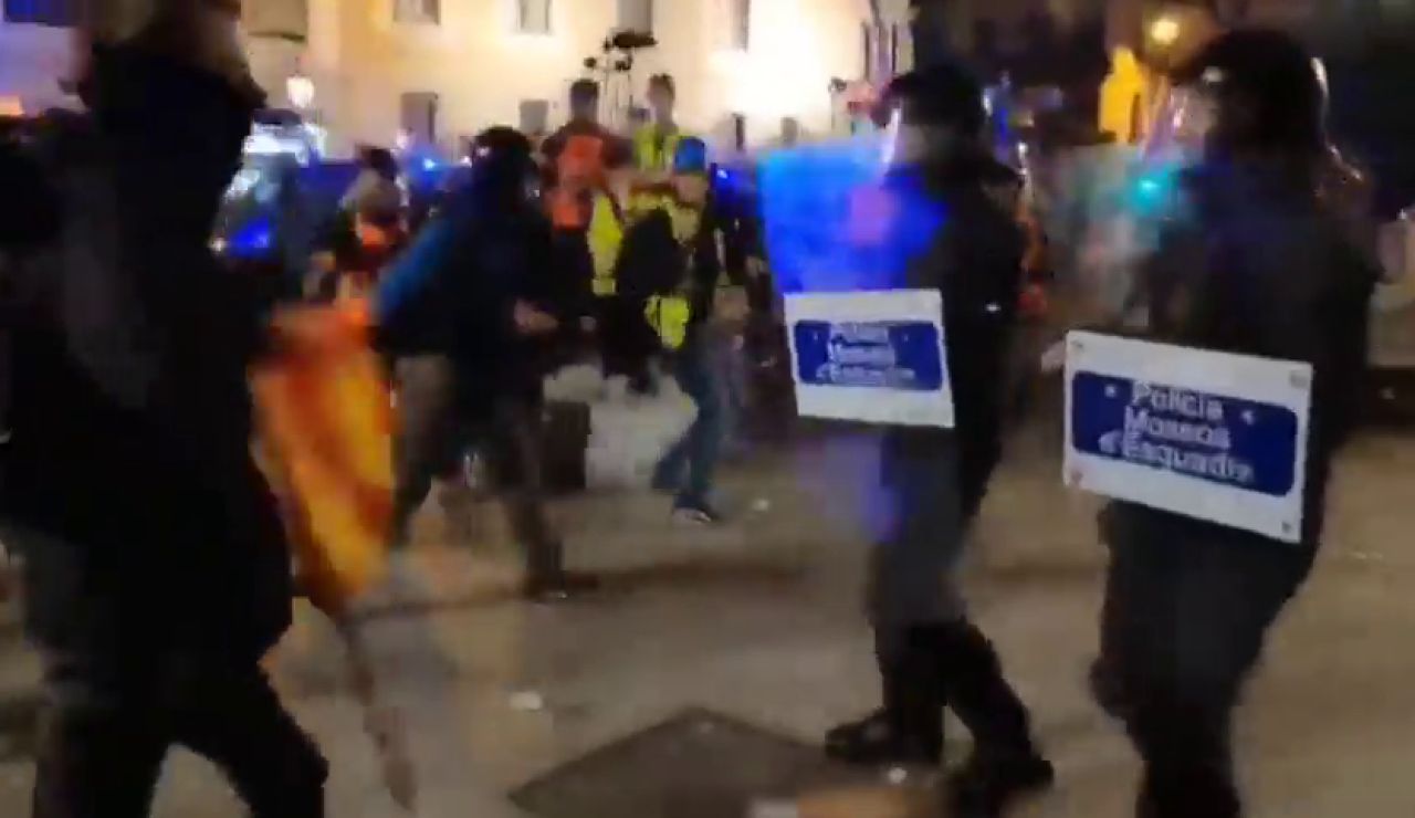 Brutalidad extrema contra la policía en Barcelona: siete mossos emboscados por centenares de violentos Brutalidad extrema contra la policía en Barcelona: siete mossos emboscados por centenares de violentos