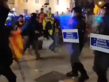 Brutalidad extrema contra la policía en Barcelona: siete mossos emboscados por centenares de violentos Brutalidad extrema contra la policía en Barcelona: siete mossos emboscados por centenares de violentos
