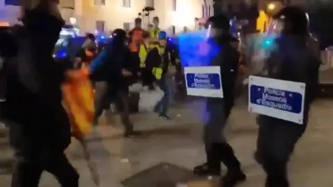 Brutalidad extrema contra la policía en Barcelona: siete mossos emboscados por centenares de violentos Brutalidad extrema contra la policía en Barcelona: siete mossos emboscados por centenares de violentos