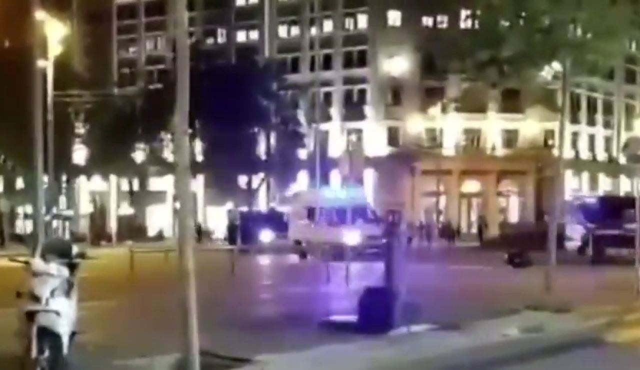 El momento en el que un mosso cae del furgón en marcha para frenar el avance de los violentos en Barcelona El momento en el que un mosso cae del furgón en marcha para frenar el avance de los violentos en Barcelona