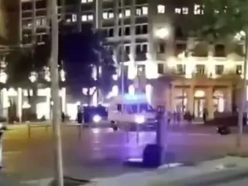 El momento en el que un mosso cae del furgón en marcha para frenar el avance de los violentos en Barcelona El momento en el que un mosso cae del furgón en marcha para frenar el avance de los violentos en Barcelona