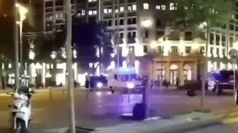 El momento en el que un mosso cae del furgón en marcha para frenar el avance de los violentos en Barcelona El momento en el que un mosso cae del furgón en marcha para frenar el avance de los violentos en Barcelona