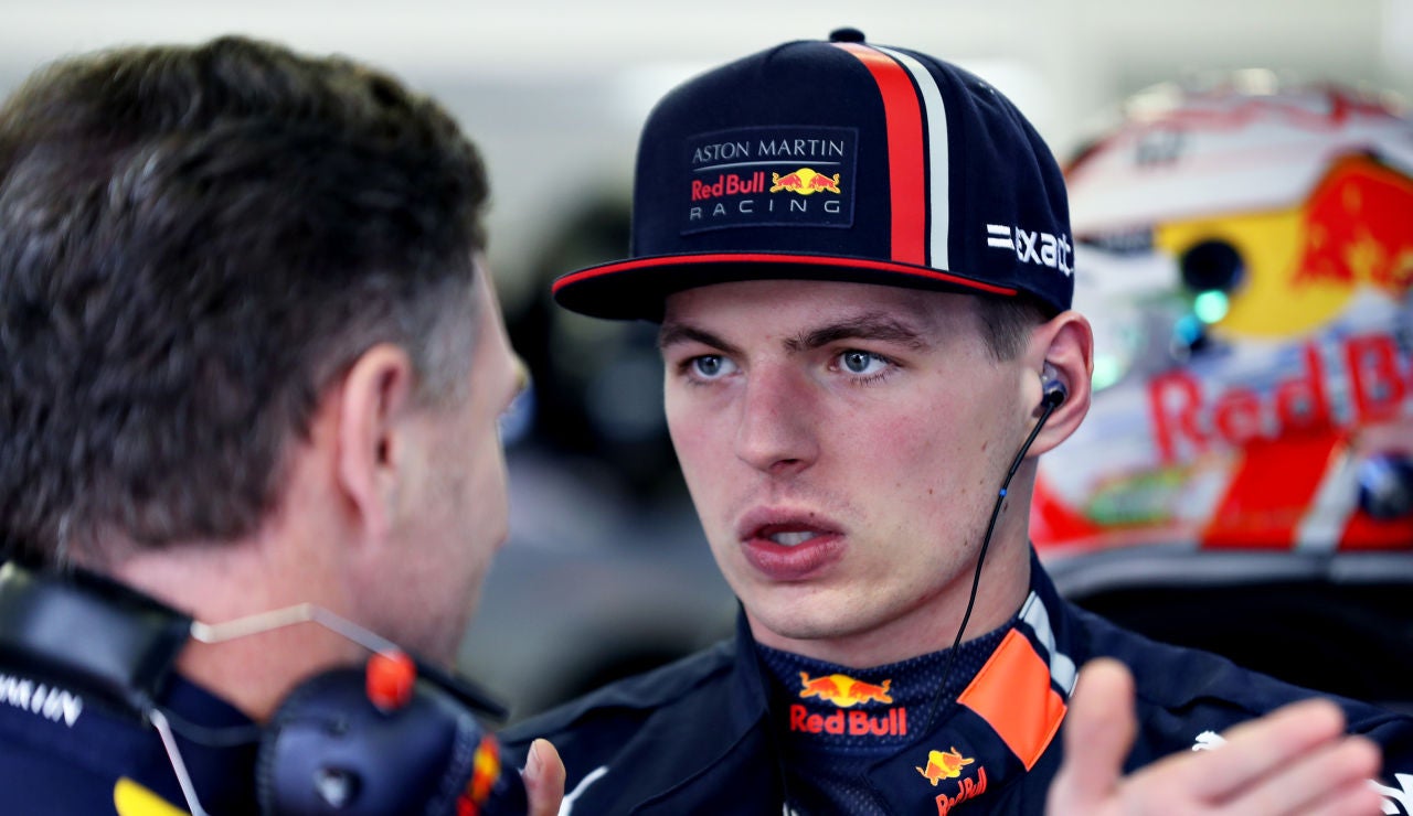 Verstappen habla con Christian Horner Verstappen habla con Christian Horner