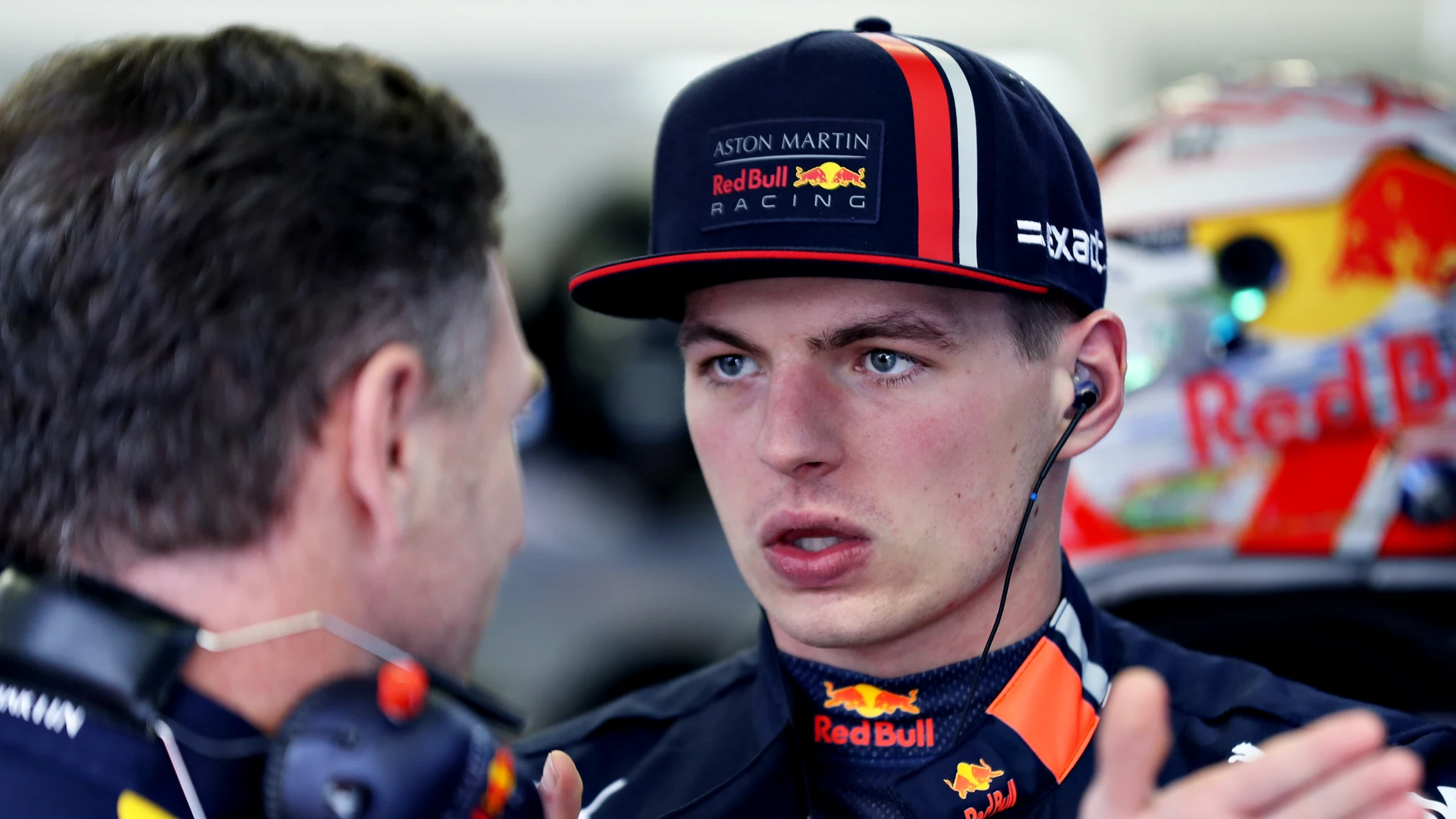 Verstappen habla con Christian Horner Verstappen habla con Christian Horner