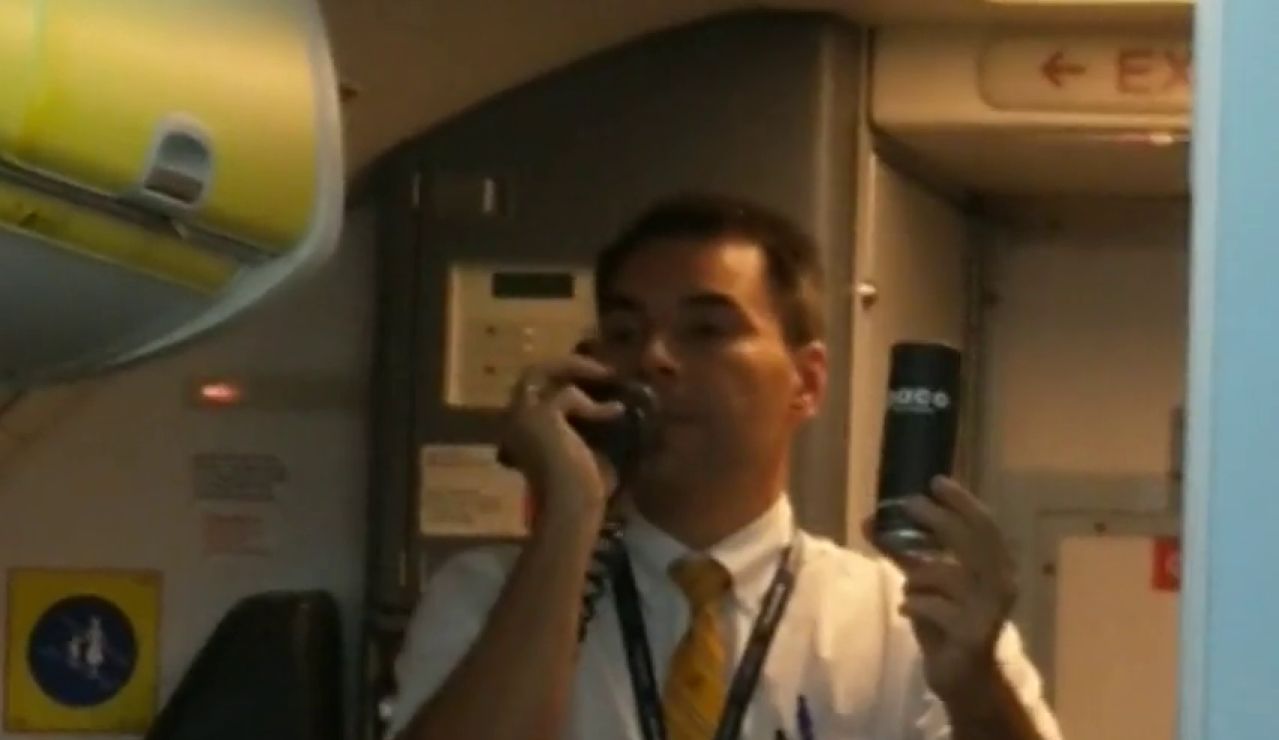 Divertido azafato de Ryanair se gana a todos los pasajeros: "¿Qué diablos hacen todavía viajando con nosotros? Divertido azafato de Ryanair se gana a todos los pasajeros: "¿Qué diablos hacen todavía viajando con nosotros?