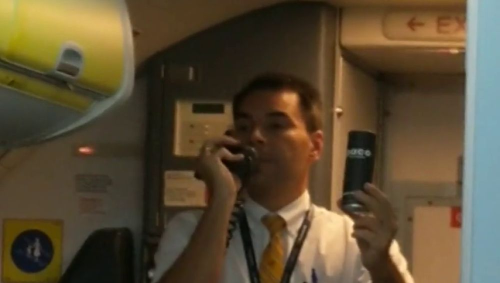 Divertido azafato de Ryanair se gana a todos los pasajeros: "¿Qué diablos hacen todavía viajando con nosotros?