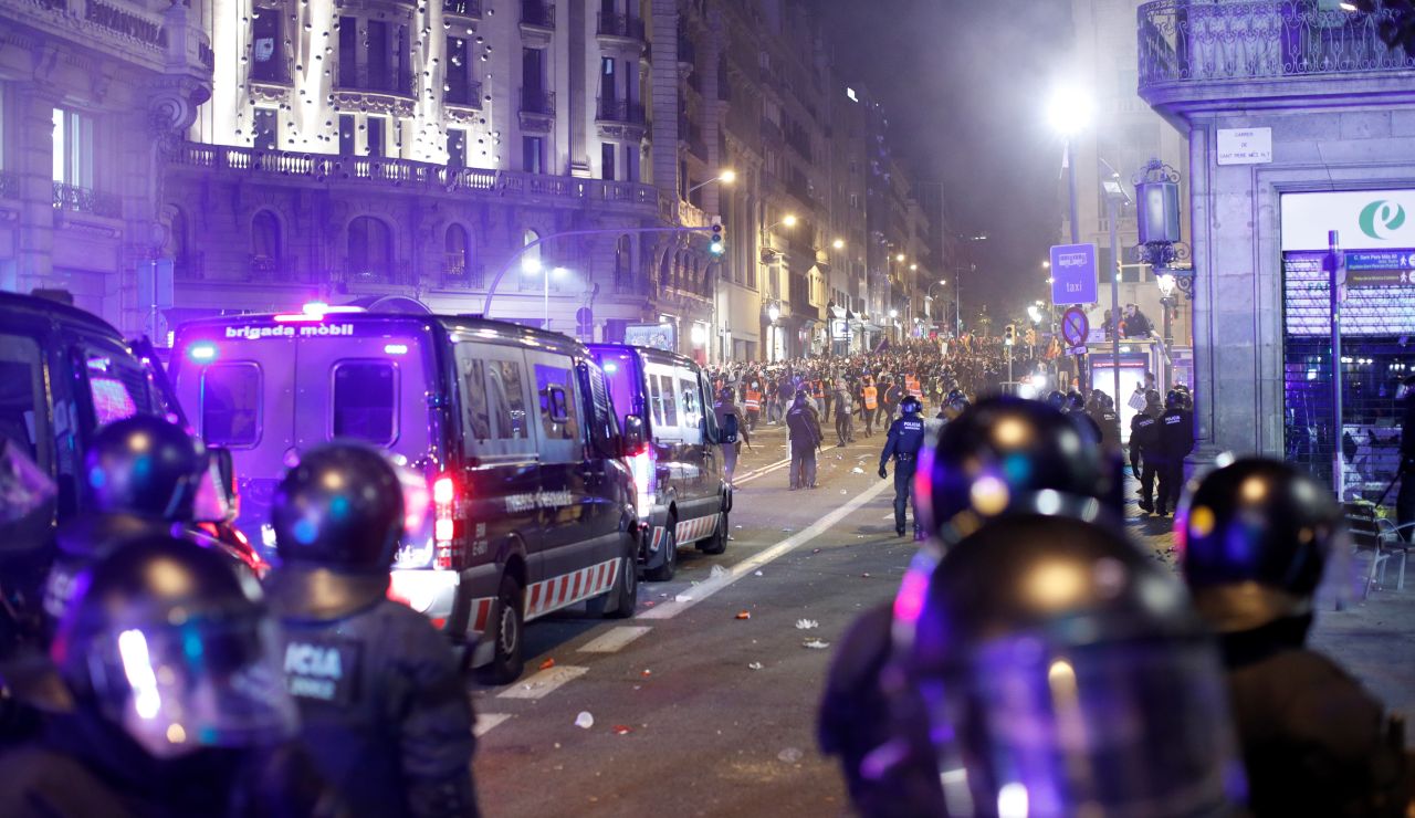 La concentración de CDR deriva en batalla campal en la Vía Laietana de Barcelona La concentración de CDR deriva en batalla campal en la Vía Laietana de Barcelona