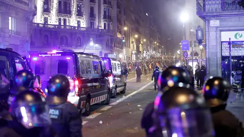 La concentración de CDR deriva en batalla campal en la Vía Laietana de Barcelona La concentración de CDR deriva en batalla campal en la Vía Laietana de Barcelona