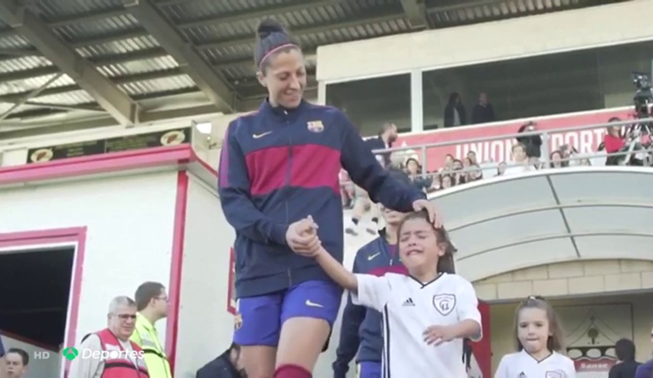 Antena 3 Deportes (27-10-19) Las lágrimas de una niña del Madrid al salir al campo de la mano de la capitana del Barcelona Antena 3 Deportes (27-10-19) Las lágrimas de una niña del Madrid al salir al campo de la mano de la capitana del Barcelona
