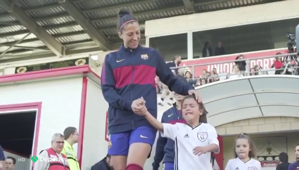 Antena 3 Deportes (27-10-19) Las lágrimas de una niña del Madrid al salir al campo de la mano de la capitana del Barcelona