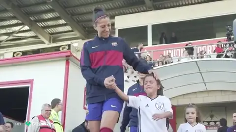 Antena 3 Deportes (27-10-19) Las lágrimas de una niña del Madrid al salir al campo de la mano de la capitana del Barcelona Antena 3 Deportes (27-10-19) Las lágrimas de una niña del Madrid al salir al campo de la mano de la capitana del Barcelona