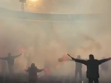 El espectacular recibimiento de los ultras del Ajax en el entrenamiento previo al clásico holandés 