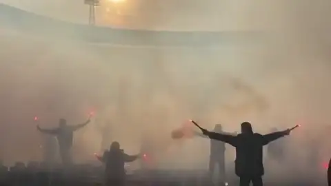 El espectacular recibimiento de los ultras del Ajax en el entrenamiento previo al clásico holandés El espectacular recibimiento de los ultras del Ajax en el entrenamiento previo al clásico holandés