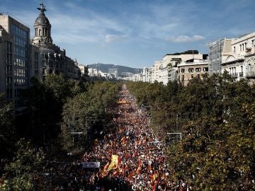 Miles de personas se concentran en el centro de Barcelona