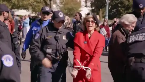 Detenida la actriz Jane Fonda en una manifestación ilegal contra el cambio climático Detenida la actriz Jane Fonda en una manifestación ilegal contra el cambio climático