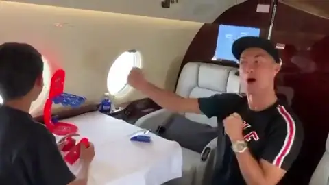 La celebración de Cristiano Ronaldo tras ganar a su hijo en un juego de mesa La celebración de Cristiano Ronaldo tras ganar a su hijo en un juego de mesa