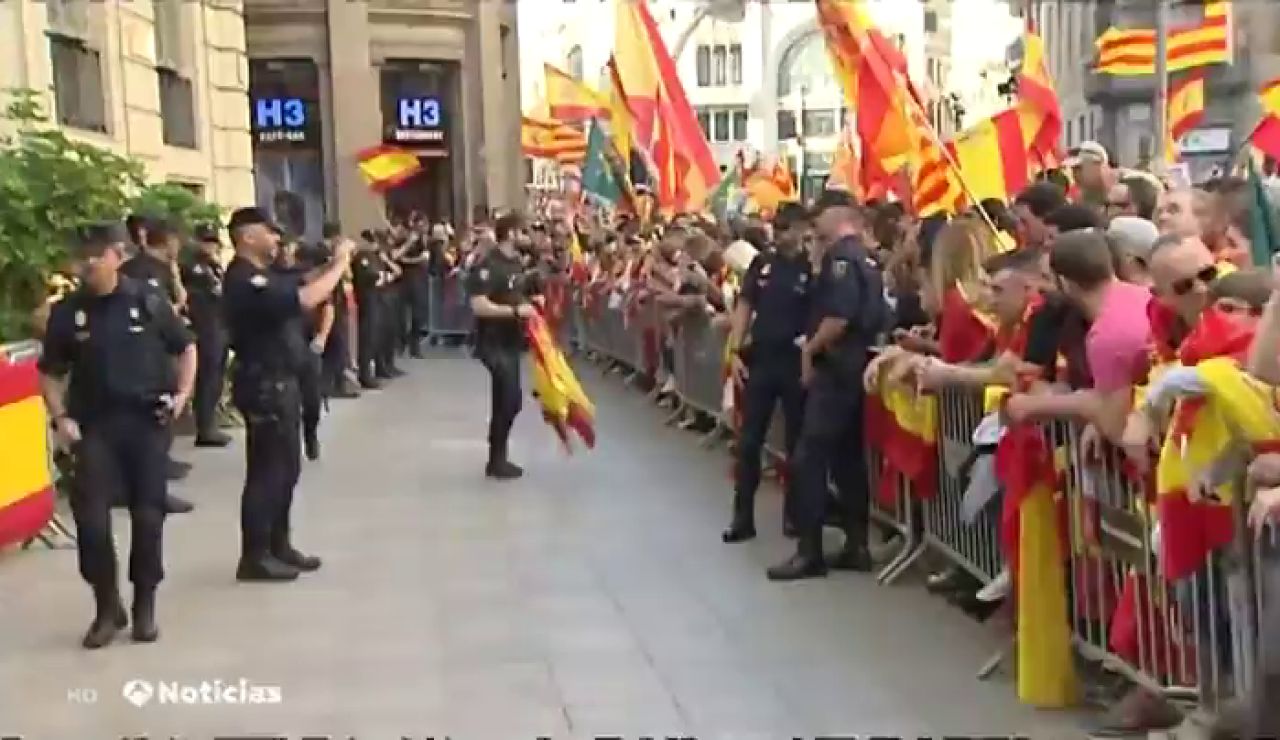 Un centenar de constitucionalistas aplaude a los policías frente a la Jefatura Superior en Barcelona Un centenar de constitucionalistas aplaude a los policías frente a la Jefatura Superior en Barcelona