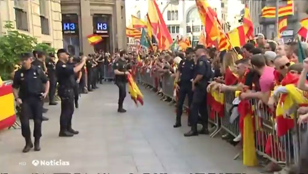 Un centenar de constitucionalistas aplaude a los policías frente a la Jefatura Superior en Barcelona