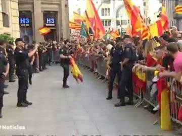 Un centenar de constitucionalistas aplaude a los policías frente a la Jefatura Superior en Barcelona