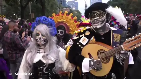 Miles de personas han desfilado para celebrar el Día de Muertos en México Miles de personas han desfilado para celebrar el Día de Muertos en México