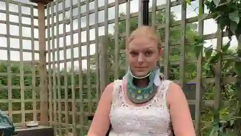 Rachel Pighills lleva collarín para evitar mover el cuello. Rachel Pighills lleva collarín para evitar mover el cuello.