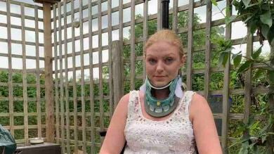 La angustiosa vida de la mujer que podría morir si gira la cabeza hacia la izquierda