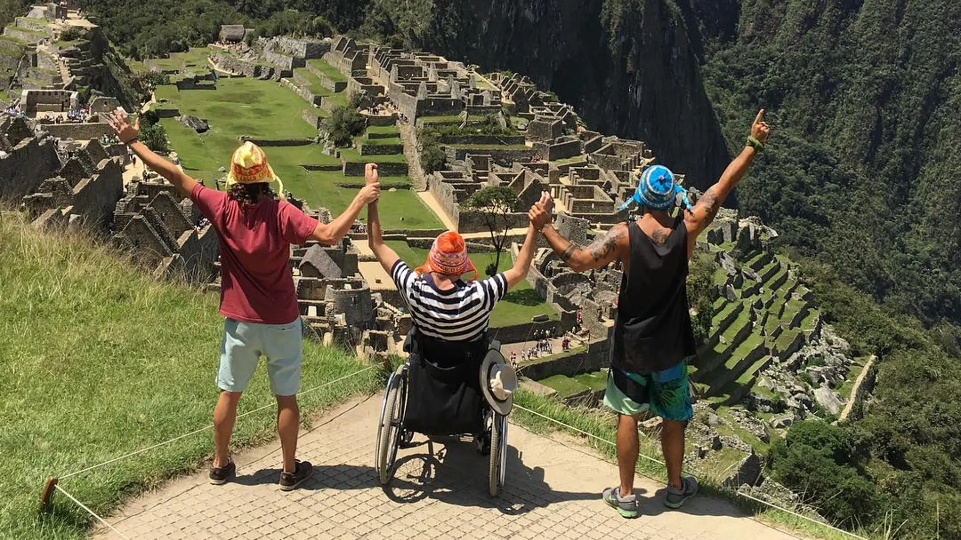 Andan seis horas con su amigo parapléjico en brazos Andan seis horas con su amigo parapléjico en brazos