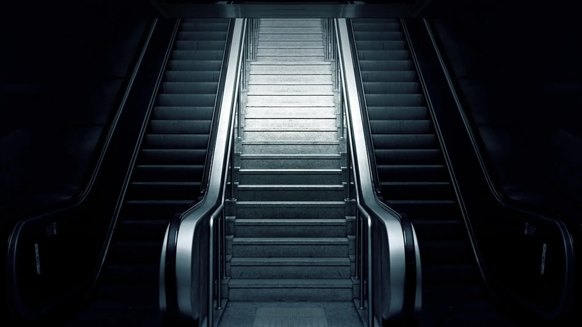 Escaleras de metro (archivo)