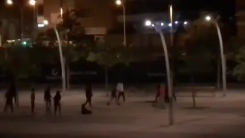 En la pelea multitudinaria de Badalona participaron varias personas que utilizaron palos y armas blancas. En la pelea multitudinaria de Badalona participaron varias personas que utilizaron palos y armas blancas.