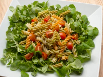 Ensalada de pasta, canónigos y tomates cherrys