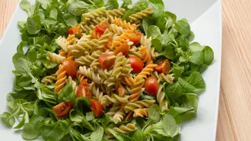 Ensalada de pasta, canónigos y tomates cherrys Ensalada de pasta, canónigos y tomates cherrys