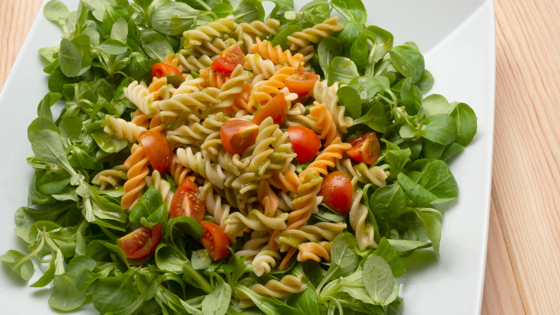 Ensalada de pasta, can&oacute;nigos y tomates cherrys