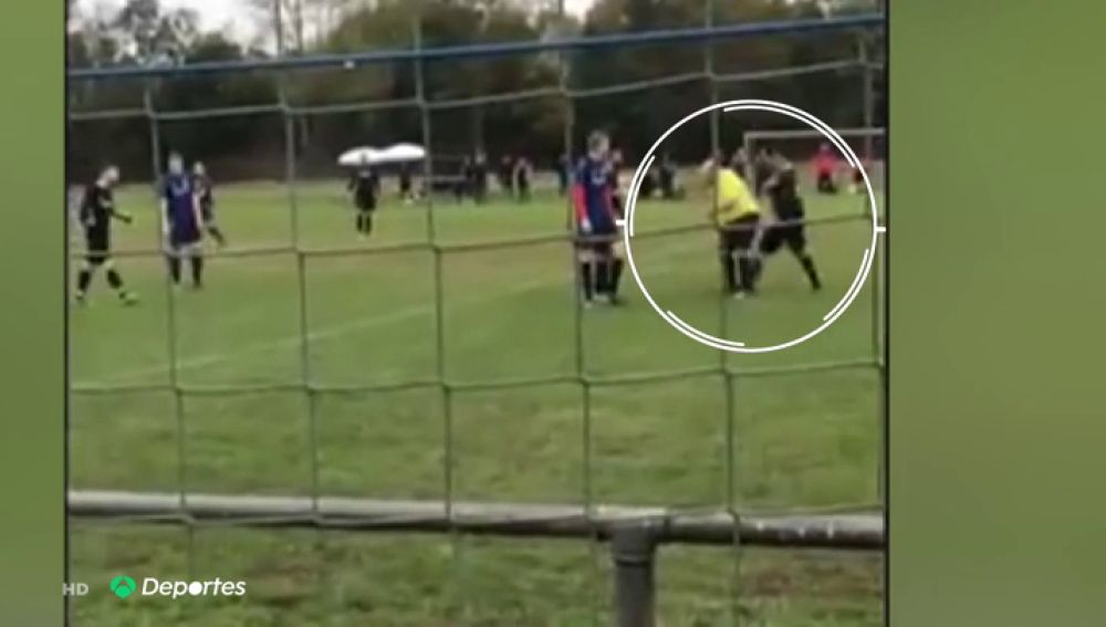 Un jugador de la Liga Regional alemana deja inconsciente al árbitro tras una brutal agresión 