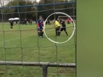 Un jugador de la Liga Regional alemana deja inconsciente al árbitro tras una brutal agresión 