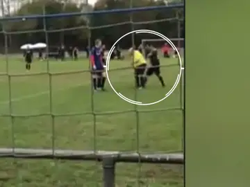 Un jugador de la Liga Regional alemana deja inconsciente al árbitro tras una brutal agresión Un jugador de la Liga Regional alemana deja inconsciente al árbitro tras una brutal agresión